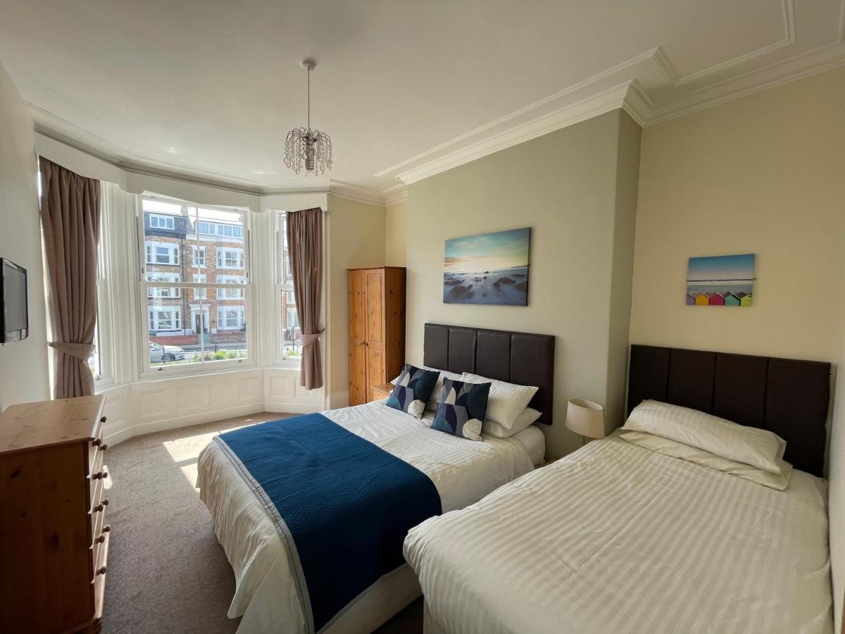 45 The Square Holiday Apartments Скарборо Экстерьер фото